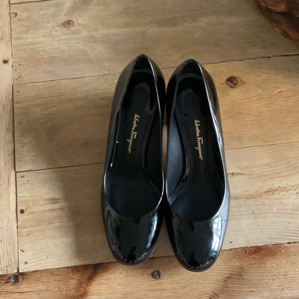 SALVATORE FERRAGAMO BLACK PATENT PUMPS WITH GOLD FLOWER HEEL